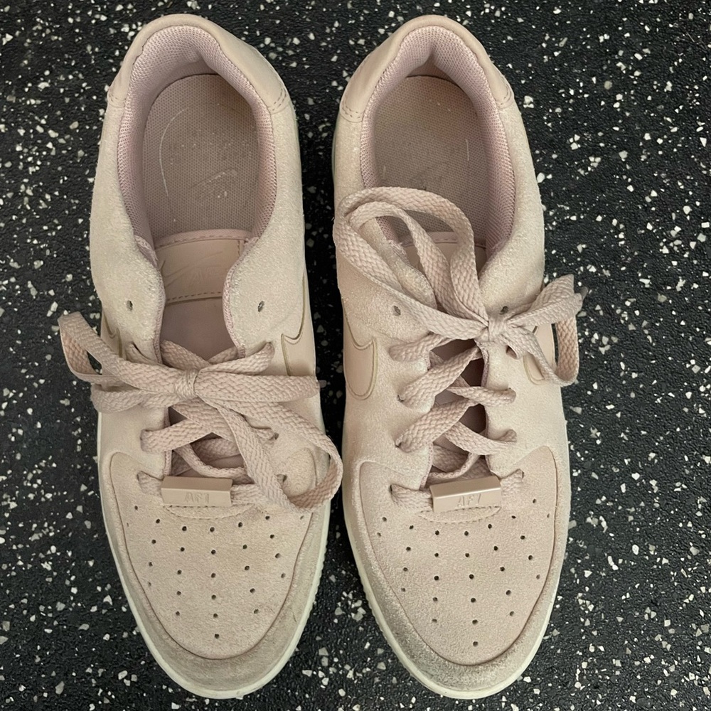 NIKE | Air Force 1 Sage pale pink suede trainers - Picture 2 of 4